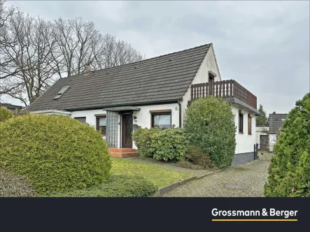 Straßenansicht - Haus kaufen in Hamburg - Erbbaurecht - Haushälfte auf großem Grundstück