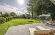 Terrasse mit Blick in den Garten