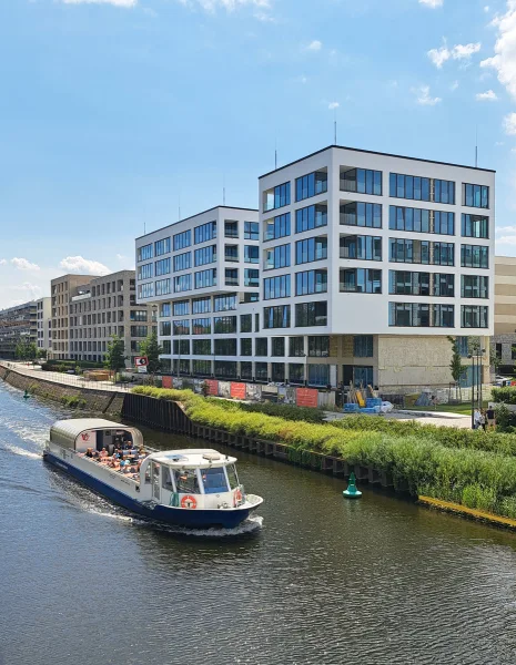 Hausansicht - Wohnung kaufen in Berlin - Wasserblick, 42 m² Terrasse, Warema Lamellendach + Einbauküche, ab April 2025 bezugsfertig