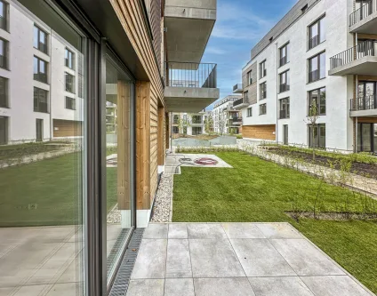 Blick von der Terrasse - Wohnung kaufen in Berlin - Erste Wasserreihe + Südlage: Apartment mit Wasserblick und kleinem Privatgarten - Einbauküche incl.