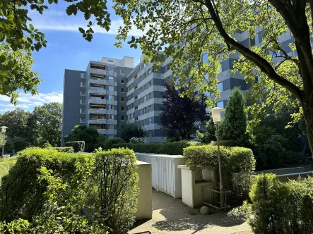Gebäudeansicht - Wohnung kaufen in Hamburg - Große 4 Zi-Wohnung mit Balkon und Aufzug in HH-Farmsen
