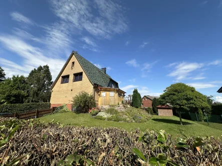 Gebäudeansicht - Haus kaufen in Bleckede - Großes Wohnhaus (Teilbereich vermietet) in Bleckede-Landkreis Lüneburg