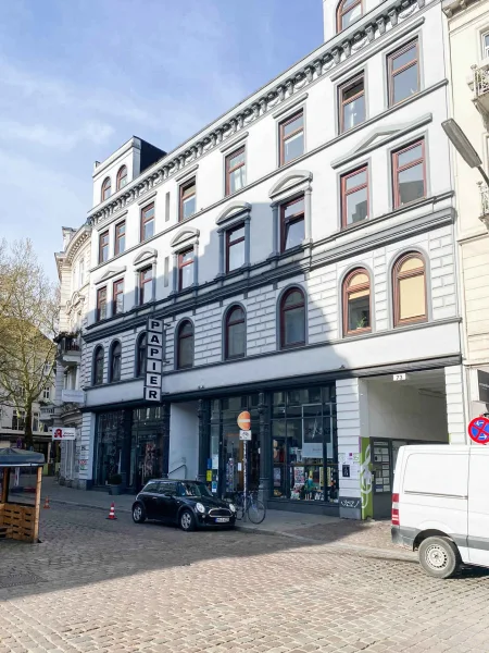 Ansicht Straße - Wohnung kaufen in Hamburg - Vermietete 3-Zimmer Altbau-Eigentumswohnung in beliebter Lage von Ottensen