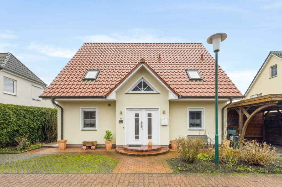 Frontansicht - Haus kaufen in Oststeinbek - Einfamilienhaus mit Energieklasse A+ in ruhiger, familienfreundlicher Lage in Oststeinbek-Havighorst