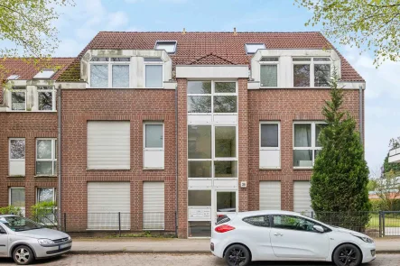 Frontansicht des Hauses - Wohnung kaufen in Hamburg - gepflegte Maisonette Dachgeschosswohnung in Hamburg Schnelsen