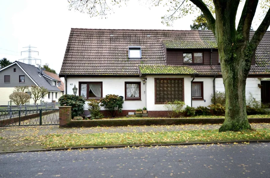 Straßenseite - Haus kaufen in Hamburg - Handwerker aufgepasst! Renovierungsbedürftige Doppelhaushälfte mit großem Garten in Hamburg -Hausbruch