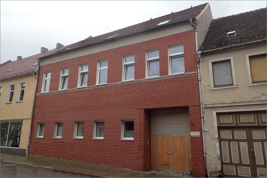  - Haus kaufen in Genthin - Mehrfamilienhaus mit  sechs Wohnungen und kleiner Gewerbeeinheit im historischen Zentrum von Genthin