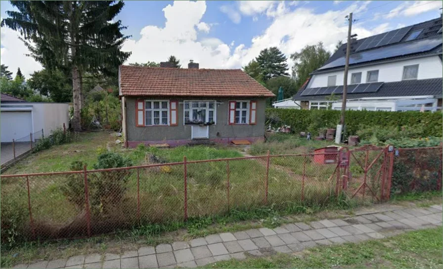 straßenseitige Ansicht - Grundstück kaufen in Berlin - Großzügiges Baugrundstück in Kaulsdorf aus Insolvenz