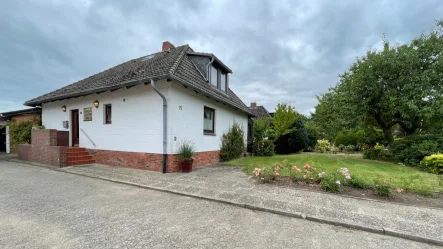 Frontansicht / Auffahrt - Haus kaufen in Rendsburg - Neuer Preis! Renovierungsbed. EFH mit Potential!