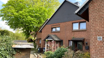 Fronansicht - Haus kaufen in Geesthacht - Reihenmittelhaus in ruhiger Lage inkl. Stellplatz