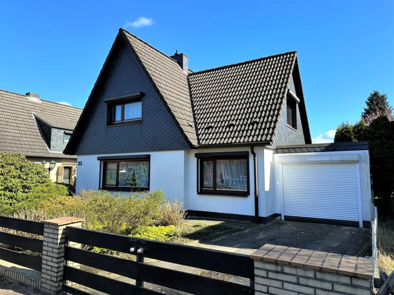 Straßenansicht - Haus kaufen in Hamburg-Marienthal - NEUER PREIS - Siedlerhaus in zentraler Lage