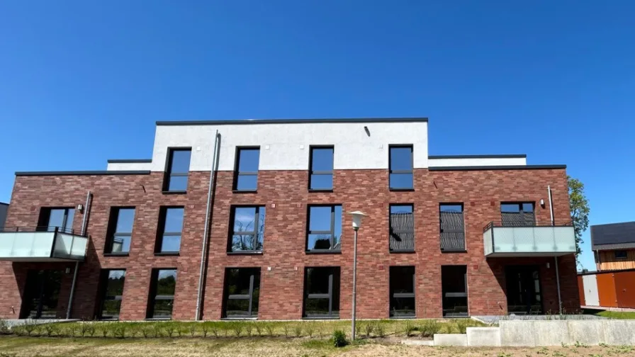 Straßenansicht - Wohnung kaufen in Heikendorf - Neuer Preis! Barrierefreie Erdgeschosswohnung