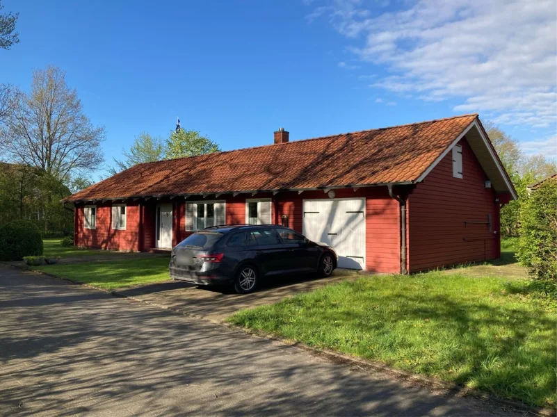 Titelbild - Haus kaufen in Schülp bei Rendsburg - Effizienzklasse D! Hochwertiges Blockbohlenhaus nah am Nord-Ostsee-Kanal