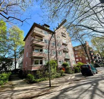 Hausansicht - Wohnung kaufen in Hamburg-Barmbek - 550m zur U3: Sanierte Wohnung am Osterbekkanal