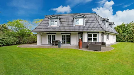 Blick auf die Terrasse - Haus kaufen in Pinneberg - Exklusives Wohnen in großzügiger Villa