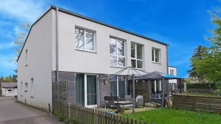 Terrassenansicht - Haus kaufen in Pinneberg - Vermietetes Doppelhaus mit soliden Mietern