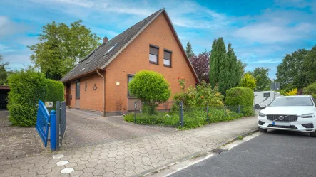 Vorderansicht - Haus kaufen in Hamburg-Lurup - Freistehendes Einfamilienhaus mit Vollkeller und Garage