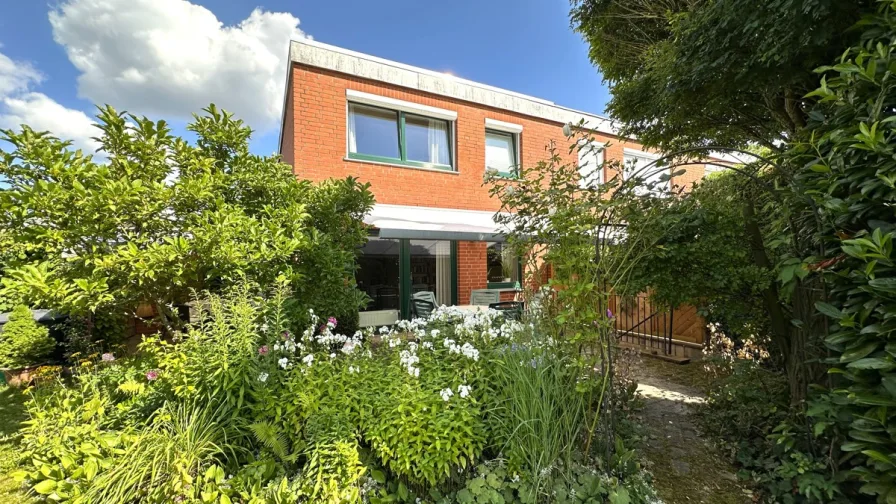 Rückansicht - Haus kaufen in Reppenstedt - Reihenendhaus mit idyllischem Garten und Garage