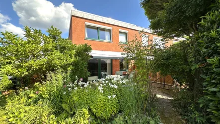 Rückansicht - Haus kaufen in Reppenstedt - Reihenendhaus mit idyllischem Garten und Garage