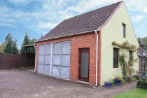 Große Doppelgarage mit Carport