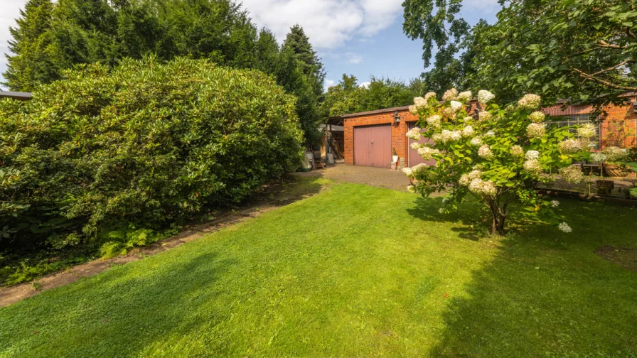 Garten mit Sicht auf die Doppelgarage