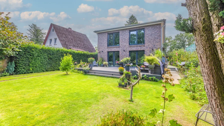 Gartenansicht - Haus kaufen in Hamburg-Niendorf - Hochwertige Stadtvilla mit Traumgarten in Flughafennähe