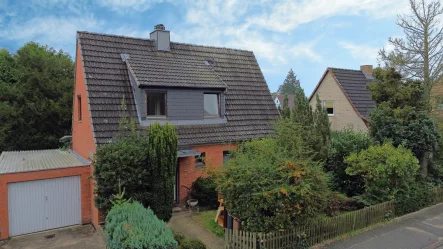 Titelbild - Haus kaufen in Lübeck-St. Gertrud - Kompaktes Einfamilienhaus mit Garten und Garage