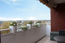 Überdachter Balkon mit Sonnenmarkise