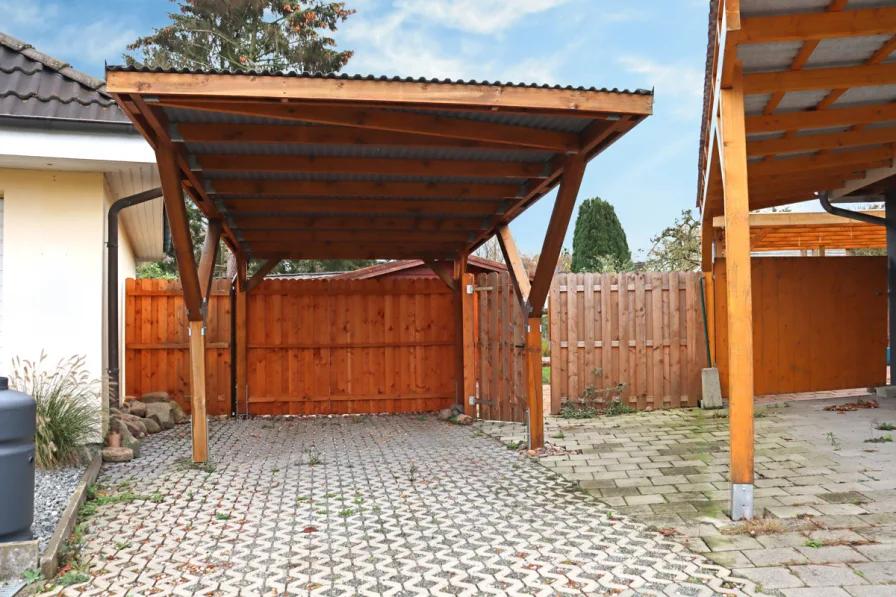 Carport am Ende des Grundstückes