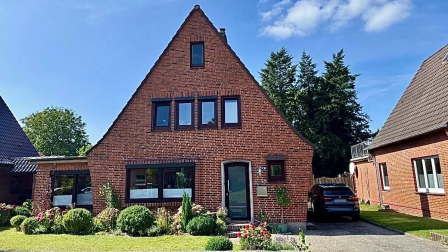 Vorderansicht - Haus kaufen in Heide - Modernisiertes Einfamilienhaus für die ganze Familie