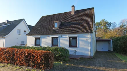 Straßenansicht - Haus kaufen in Kölln-Reisiek - Freistehendes Einfamilienhaus mit Garage und großem Garten