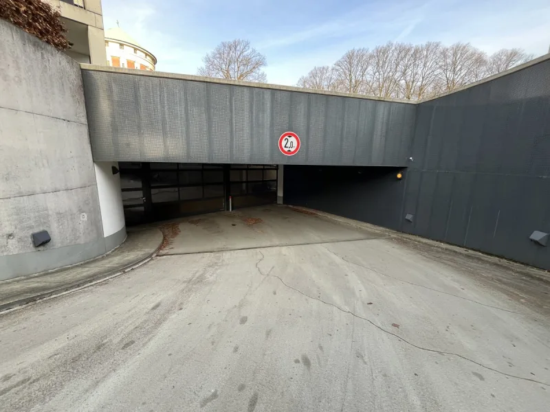 Einfahrtstor zur Tiefgarage