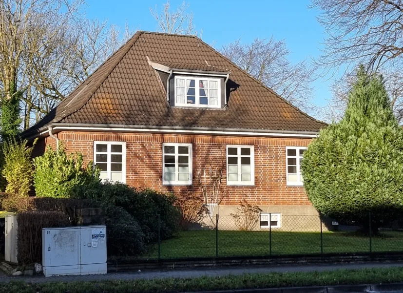 Titelbild - Haus kaufen in Flensburg - Einfamilienhaus mit Einliegerwohnung