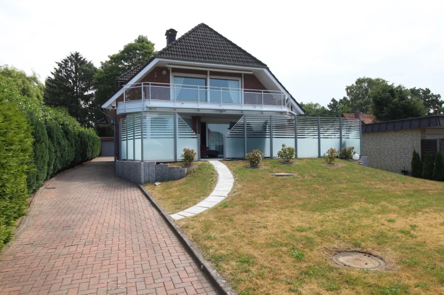 Hausansicht - Haus kaufen in Hamburg - Wohnen und Kapitalanlage in einem! Zwei-Familien-Haus mit einer vermieteten Wohneinheit im DG.