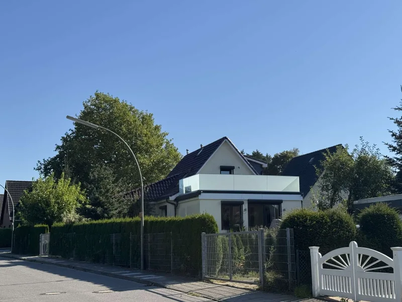 Hausansicht - Haus mieten in Hamburg - Wohntraum für Familien! Energieeffizientes EFH mit großem Garten und Dachterrasse.