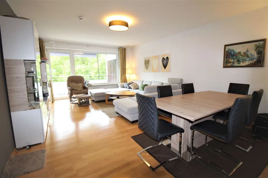 Wohnzimmer - Wohnung mieten in Hamburg - Geräumige 3-Zimmer-Wohnung mit West-Balkon und bester Infrastruktur.