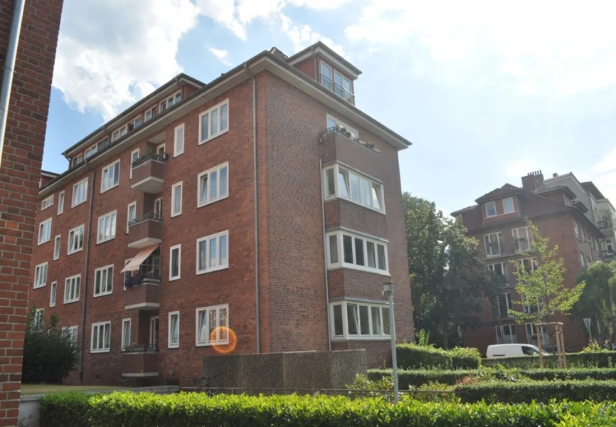 Hausansicht - Wohnung kaufen in Hamburg / Eilbek - Toller Schnitt! Vermietete 3-Zimmer-Hochparterre-Wohnung vis-à-vis des Eilbek Parks