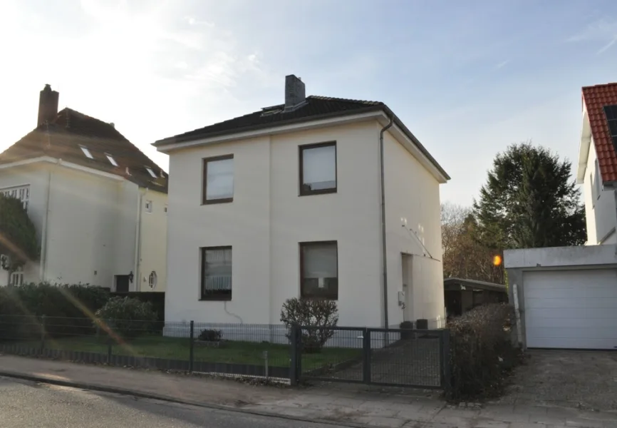 Hausansicht - Haus kaufen in Hamburg-Niendorf - Solides Haus der vielen Möglichkeiten unweit des Niendorfer Geheges