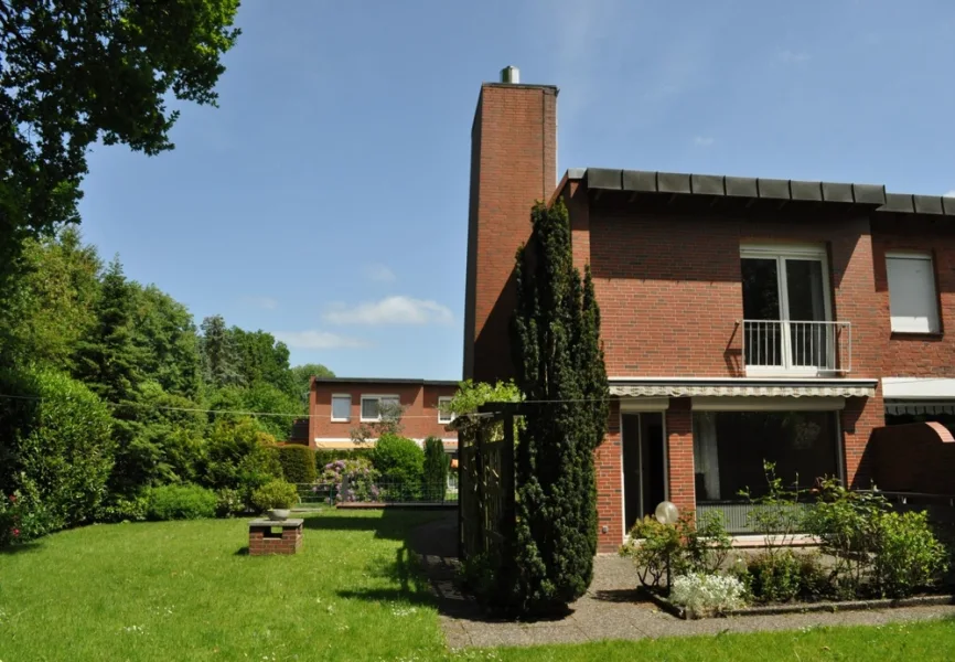 Rückansicht - Haus kaufen in Hamburg-Niendorf - Geräumiges Endreihenhaus mit riesigem Garten unweit Schule und Kindergarten