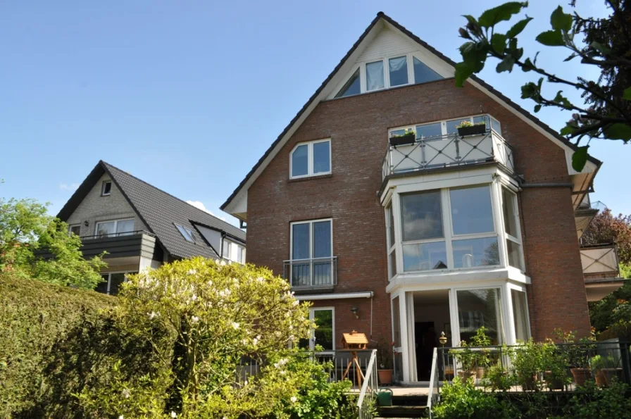Hausrückseite - Wohnung kaufen in Hamburg-Niendorf - Sonnige 4-Zimmer-Maisonette-Wohnung mit Sondernutzungsrecht am Garten in sehr gefragter Straße