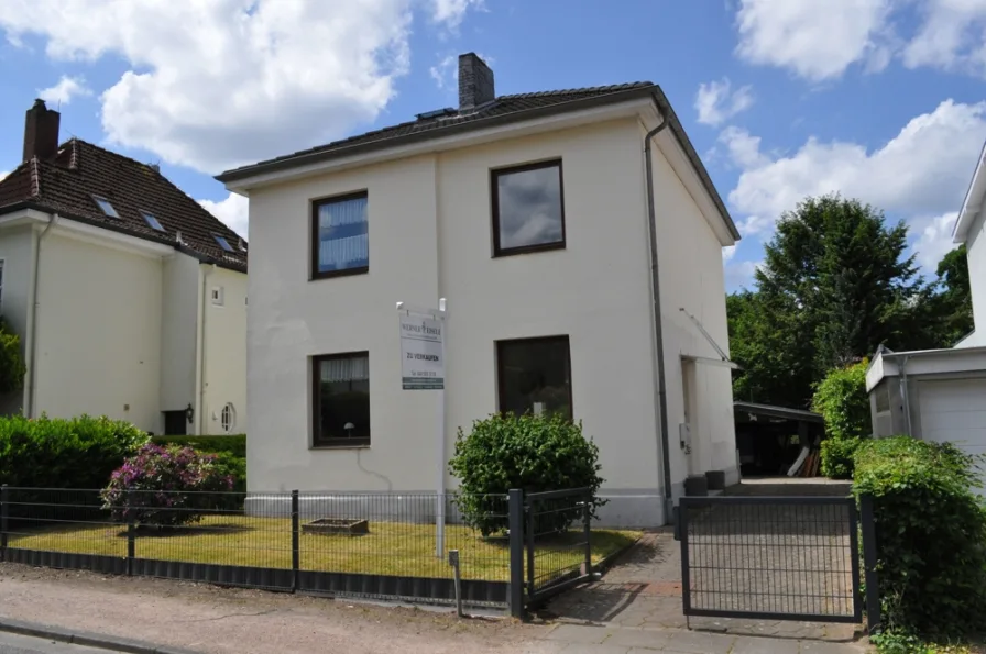 Hausansicht - Haus kaufen in Hamburg-Niendorf - ***RESERVIERT*** Ältere Dame in liebevolle Hände abzugeben ... viele Möglichkeiten unweit des Niendorfer Geheges