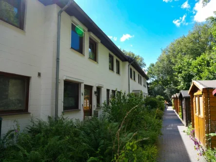 Haus Vorderansicht - Haus kaufen in Hamburg-Niendorf - ***Reserviert***Geräumiges Mittelreihenhaus mit Garten, Carport und Vollkeller in familienfreundlicher Lage