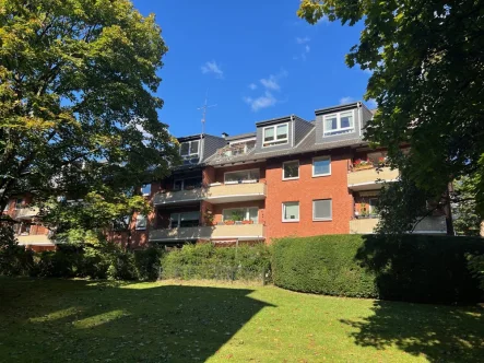 Rückansicht - Wohnung kaufen in Hamburg-Niendorf - ***RESERVIERT*** Gemütliche und vermietete 2-Zimmer-Dachgeschosswohnung in ruhiger Lage