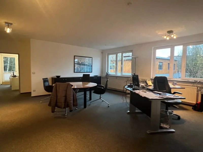 geräumiges Büro