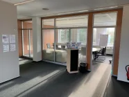 Büro mit Verglasung zum Flur