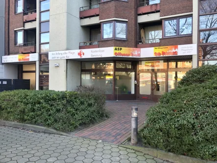 Außenansicht EG-Fläche - Zinshaus/Renditeobjekt kaufen in Hamburg / Bramfeld - Teileigentum: Gut vermietete Ladenbürofläche mit 6 TG-Stellplätzen in Hamburg-Bramfeld