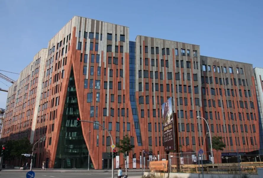 Ansicht I Gebäudekomplex - Büro/Praxis mieten in Hamburg-HafenCity - Überseequartier/HafenCity: Großzügige Bürofläche im "Sumatrakontor" - provisionsfrei für den Mieter!
