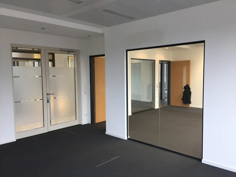 Büroraum mit modernen Glaselementen