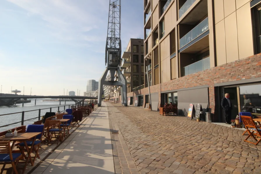 Blick Promenade Versmannkais - Büro/Praxis mieten in Hamburg-HafenCity - Modernes Erdgeschoss-Büro am Versmannkai mit Blick aufs Wasser