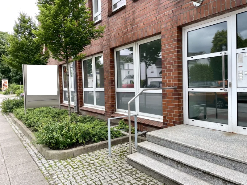 Außenansicht - Büro/Praxis mieten in Hamburg - Moderne Erdgeschoss-Bürofläche in Hamburg-Bramfeld